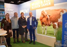 Bij Weerribben Zuivel was onder meer extra aandacht voor kalf bij koe melk, waarmee Zuiver Zuivel in de top 5 van de Bioproductverkiezing terechtkwam. Myrthe Bijl, Klaas de Lange, Agnes Jongman en Edwin Crombags.